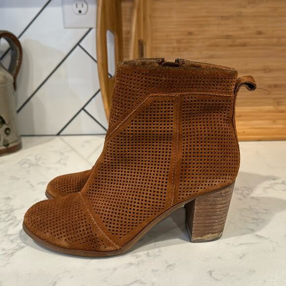 Toms Lunata Chestnut Suede Perforated Boots booties well worn still lots life - Picture 1 of 9